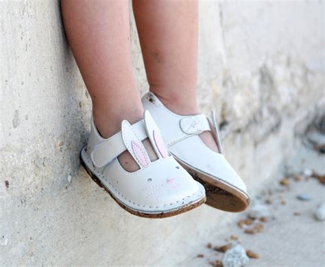 The AAP offers the following tips about shopping for shoes for new walkers: 1. Shoes should be lightweight and flexible in the forefoot to allow babies’ feet to flex side to side and up and down for their natural foot movement. They should also provide stability in the mid-foot for control, and cushioning in the heel for stability and balance. 2.